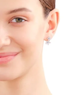 Apart Kolczyki srebrne z  cyrkoniami - kwiaty< Wszystkie