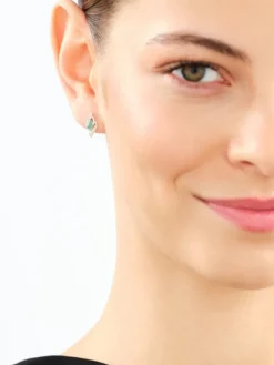 Apart Kolczyki z białego złota z diamentami i szmaragdami - próba 585< Kolczyki Z Diamentami