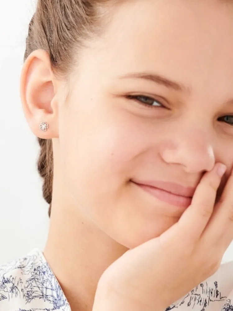 Best Apart Kolczyki z białego złota z diamentami - koniczyny - 0,02 ct - próba 375