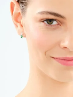 Outlet Apart Kolczyki z białego złota z diamentami i szmaragdami - próba 375