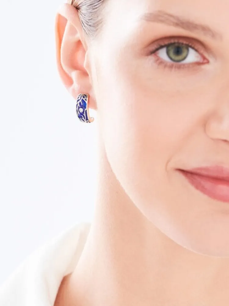 Online Apart Kolczyki z żółtego złota z brylantami i emalią - 0,03 ct - próba 375