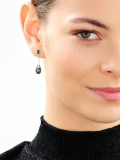 Apart Kolczyki z żółtego złota z diamentami czarnymi i topazami London Blue - próba 585< Wszystkie