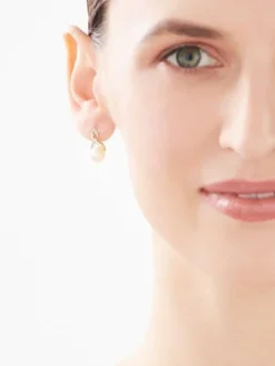 Apart Kolczyki z żółtego złota z diamentami i perłami - próba 375< Wszystkie