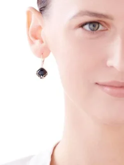 Apart Kolczyki z żółtego złota z diamentami i onyksami - próba 585< Kolczyki Z Diamentami