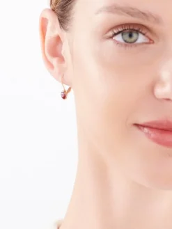 Apart Kolczyki z żółtego złota z diamentami i rubinami syntetycznymi - serce - próba 375< Kolczyki Z Diamentami
