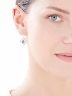 Apart Kolczyki z żółtego złota z diamentami i topazami London Blue - próba 585< Wszystkie