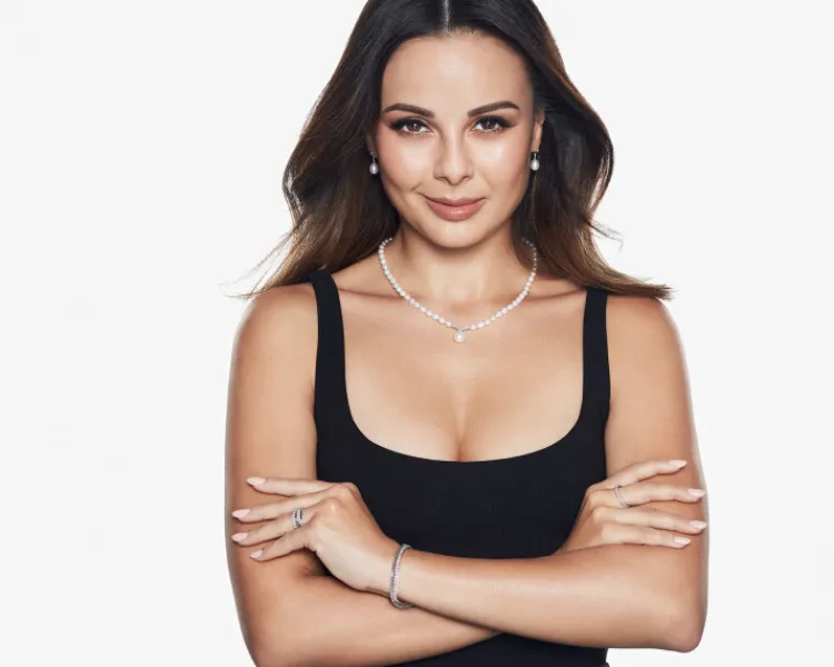 Outlet Apart Naszyjnik z perłami, diamentami i elementami białego złota - próba 585