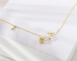 Discount Apart Naszyjnik z żółtego złota z diamentem - kwiat, róża, serce - 0,005 ct - próba 585