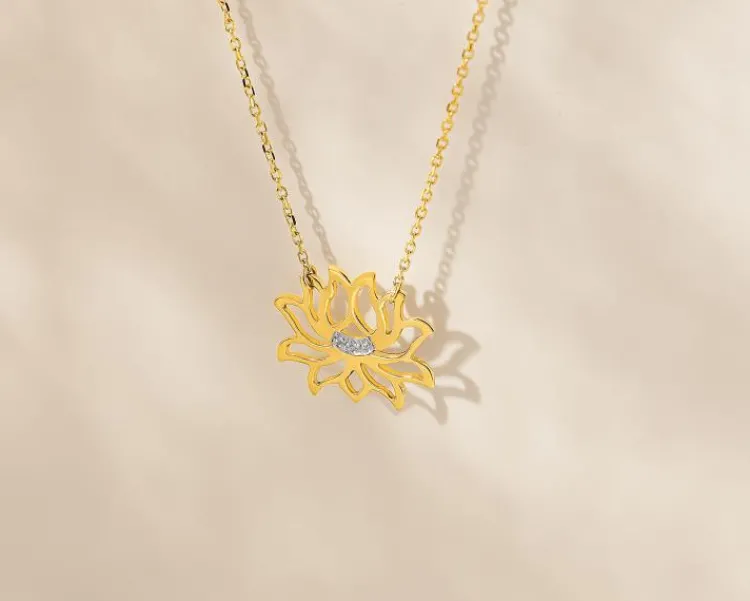 Discount Apart Naszyjnik z żółtego złota z diamentami - kwiat lotosu - 0,01 ct - próba 375