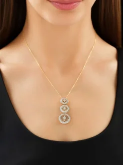 Apart Naszyjnik z żółtego złota z diamentami - rozety - 0,33 ct - próba 585< Naszyjniki
