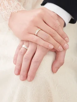 Apart Obrączki Ślubne .  Żółte i białe złoto rodowane. Wzór 448< Obrączki Z Wielobarwnego Złota