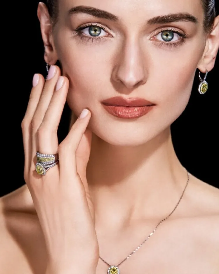 Hot Apart Pierścionek z białego i żółtego złota z diamentami - VS2/Fancy Light Yellow - 1,57 ct - próba 750