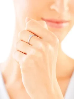 Apart Pierścionek z białego złota z diamentami - 0,07 ct - próba 750< Pierścionki