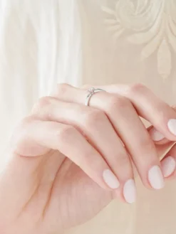 New Apart Pierścionek z białego złota  z brylantem - 0,03 ct - próba 375