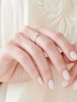Apart Pierścionek z białego złota z brylantem - 0,14 ct - próba 750< Pierścionki