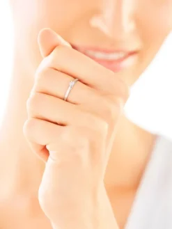 Apart Pierścionek z białego złota z brylantem - 0,03 ct - próba 750< Pierścionki