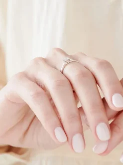 Apart Pierścionek z białego złota z diamentami - 0,07 ct - próba 375< Pierścionki