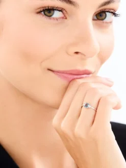 Online Apart Pierścionek z białego złota z diamentami i topazem London Blue - próba 585