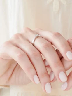 Apart Pierścionek z białego złota z brylantem - 0,06 ct - próba 585< Pierścionki