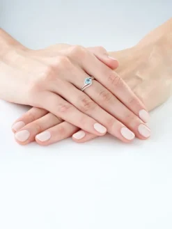Apart Pierścionek z białego złota z diamentami i topazem - próba 585< Pierścionki