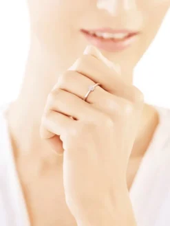 Outlet Apart Pierścionek z białego złota z diamentami - 0,05 ct - próba 375