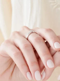 Apart Pierścionek z białego złota z diamentami - 0,04 ct - próba 375< Pierścionki