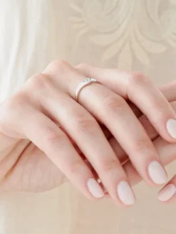 Apart Pierścionek z białego złota z brylantem - 0,10 ct - próba 585< Pierścionki