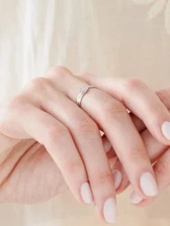 Apart Pierścionek z białego złota z brylantem - 0,04 ct - próba 375< Pierścionki