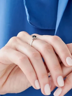 Discount Apart Pierścionek z białego złota z diamentami i szafirem - próba 375