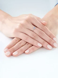 Sale Apart Pierścionek z białego złota z diamentami i tanzanitem - próba 585
