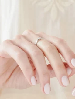 Discount Apart Pierścionek z białego złota z brylantem - 0,08 ct - próba 585