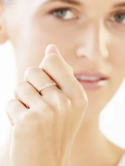 Apart Pierścionek z białego złota z diamentami - 0,06 ct - próba 375< Pierścionki