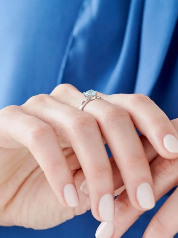 Apart Pierścionek z białego złota z diamentami i topazem Sky Blue - próba 375< Pierścionki