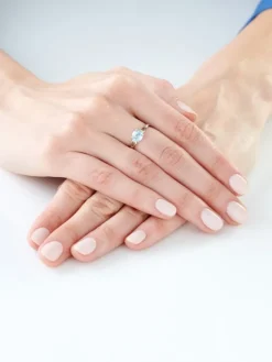 Apart Pierścionek z białego złota z diamentami i topazem Sky Blue - próba 375< Pierścionki
