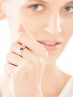 Apart Pierścionek z białego złota z diamentami i topazem London Blue - próba 375< Pierścionki