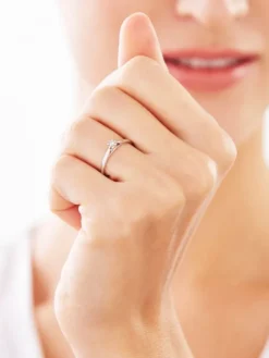 Apart Pierścionek z białego złota z brylantem - serce - 0,02 ct - próba 375< Pierścionki