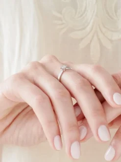 Apart Pierścionek z białego złota  z brylantem - 0,05 ct - próba 375< Pierścionki