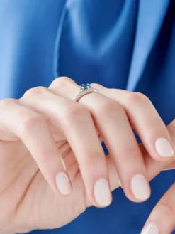 Hot Apart Pierścionek z białego złota z diamentami i topazem London Blue - próba 375