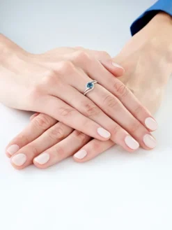 Hot Apart Pierścionek z białego złota z diamentami i topazem London Blue - próba 375