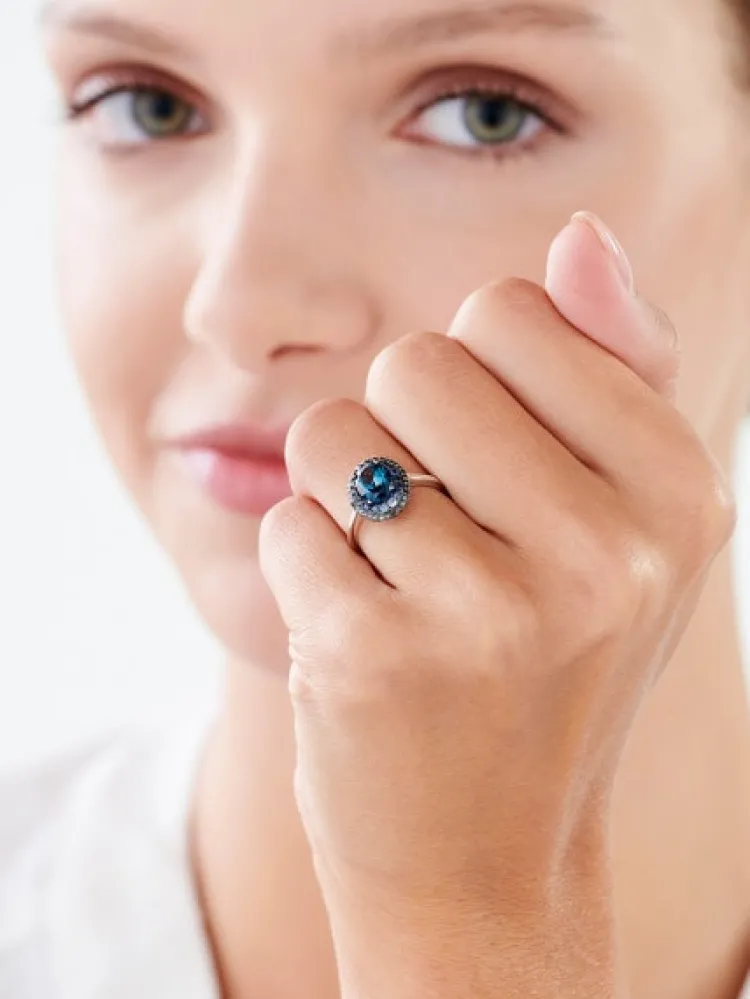 Apart Pierścionek z białego złota z czarnymi diamentami, szafirami i topazem London Blue - próba 585< Pierścionki