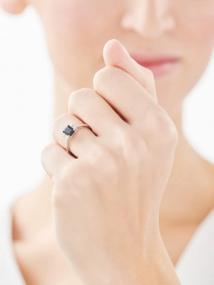 Apart Pierścionek z białego złota z diamentami i szafirem - próba 585< Pierścionki