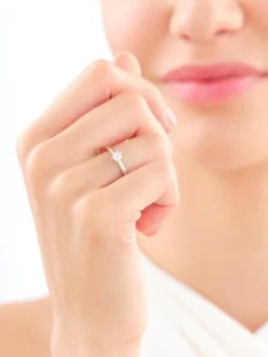 Apart Pierścionek z białego złota z brylantem - 0,23 ct - próba 750< Pierścionki