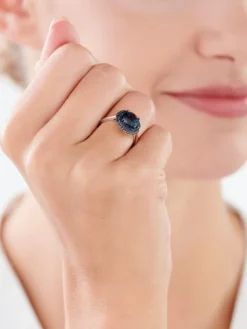 Hot Apart Pierścionek z białego złota z czarnymi diamentami, szafirami i topazem London Blue - próba 585