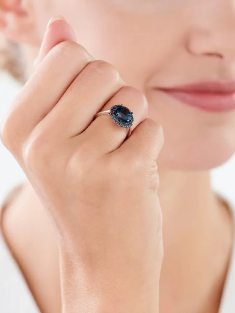 Hot Apart Pierścionek z białego złota z czarnymi diamentami, szafirami i topazem London Blue - próba 585