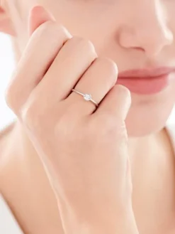 Apart Pierścionek z białego złota z brylantem - 0,05 ct - próba 375< Pierścionki