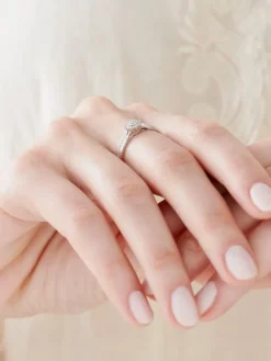 Apart Pierścionek z białego złota z diamentami - 0,15 ct - próba 375< Pierścionki