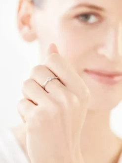 Apart Pierścionek z białego złota z diamentami - 0,03 ct - próba 750< Pierścionki