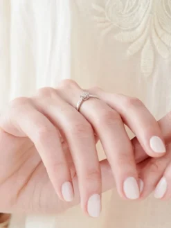 Apart Pierścionek z białego złota z diamentami - 0,03 ct - próba 750< Pierścionki