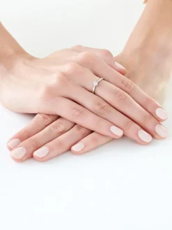 Apart Pierścionek z białego złota z diamentami - 0,03 ct - próba 750< Pierścionki