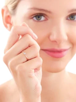 New Apart Pierścionek z różowego i białego złota z brylantem - 0,03 ct - próba 375